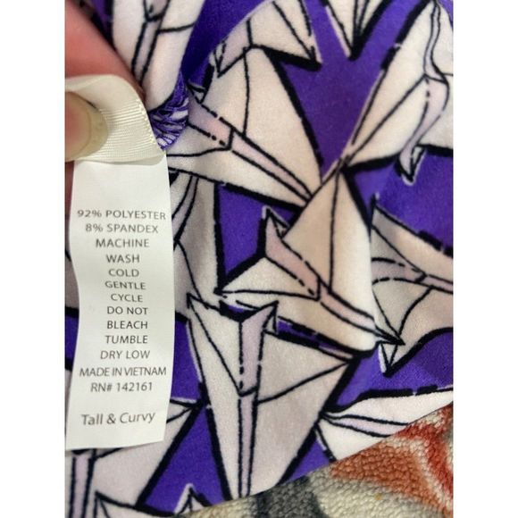 LulaRoe Paper Airplane Print LEGGINGS *Purple* One Size (2-10) women's Pants Com - Picture 5 of 5
